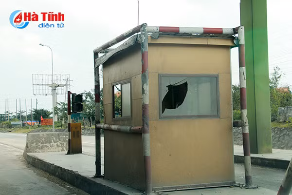 dung thu phi ca nam tram bot deo ngang van gay lo cho cac tai xe