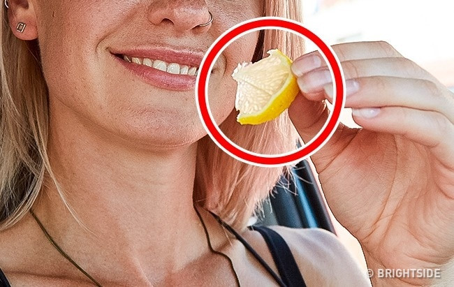 Chanh giúp ngăn cơn buồn ngủ khi lái xe: Vài loại quả có vị chua cũng có công dụng như một tách cà phê. Khi ta gặp phải cơn buồn ngủ trong lúc đang lái xe, hãy ngậm một miếng chanh. Điều này giúp ta tỉnh táo hơn. Tuy nhiên, ta không nên lái xe khi cơ thể đang mệt mỏi. 12 meo hay tu cac tai xe giau kinh nghiem