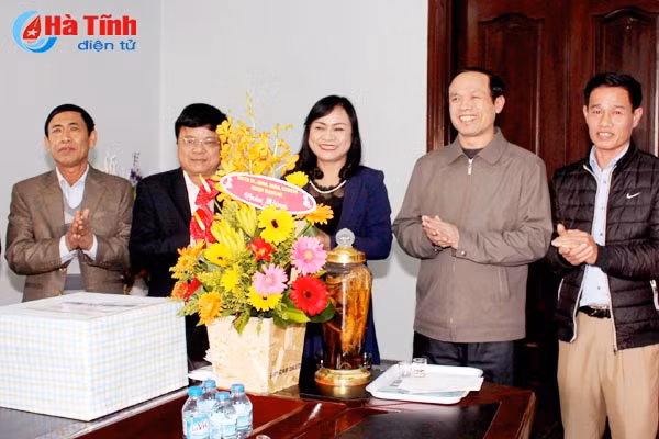 lanh dao tinh chuc mung giang sinh o cac dia phuong