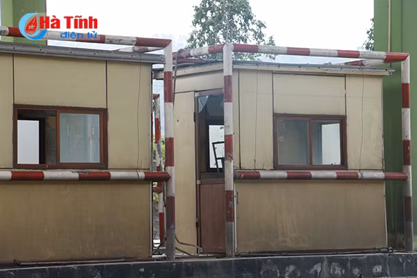 dung thu phi ca nam tram bot deo ngang van gay lo cho cac tai xe