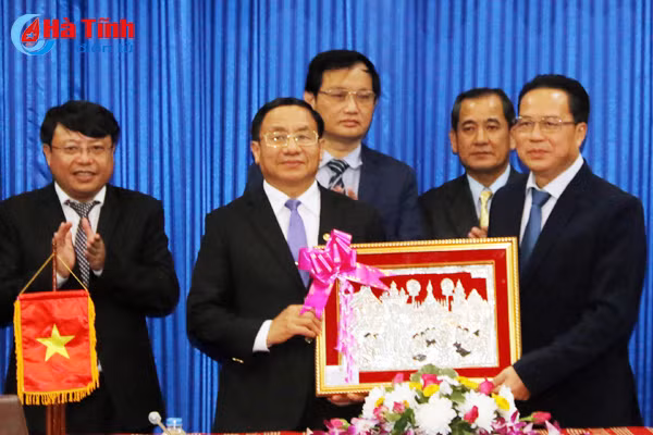 ha tinh bolykhamxay kien quyet kien tri bao ve dang bao ve che do