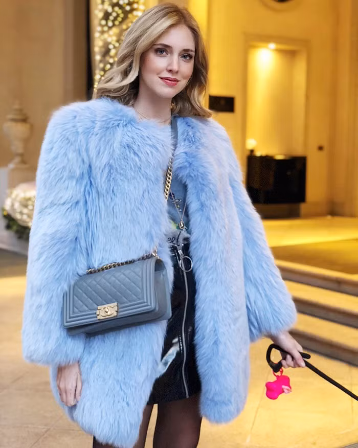 mac the nay thi cu tu tin xuong pho du troi co lanh duoi 10 do nhe co gai