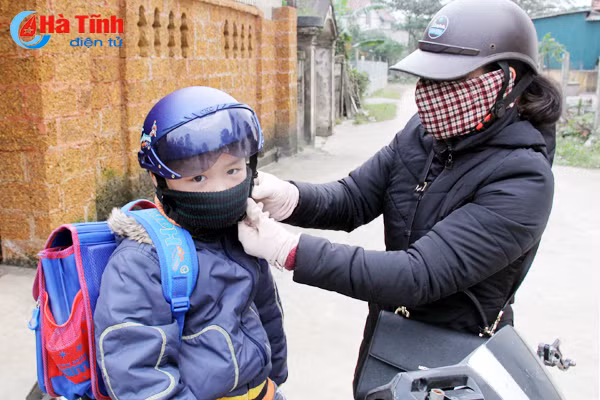 nguoi tham gia giao thong da biet xau ho khi di xe may khong doi mu bao hiem