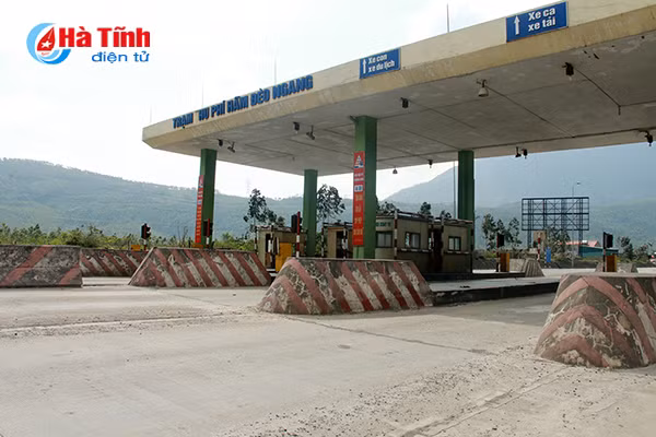 dung thu phi ca nam tram bot deo ngang van gay lo cho cac tai xe