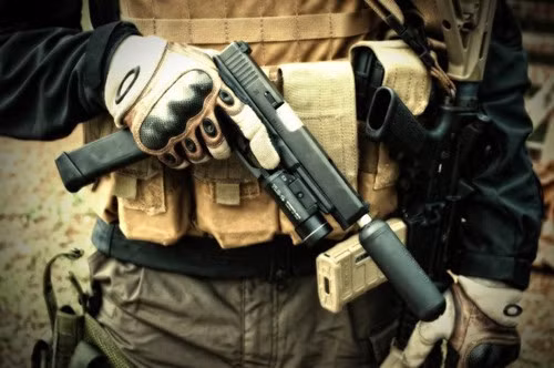 Khẩu súng ngắn Glock 34 trên tay đặc nhiệm SEAL Mỹ. 5 khau sung ngan tot nhat tren the gioi hien nay