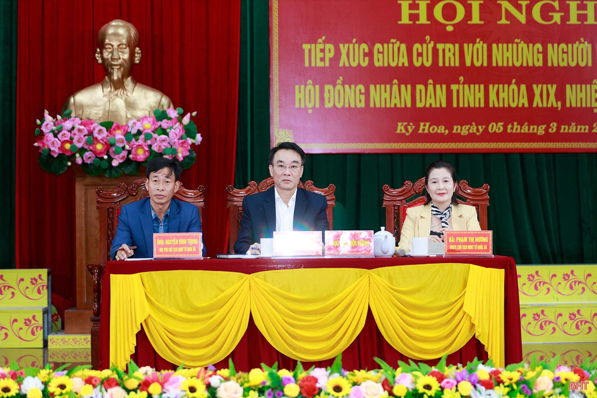 Chủ trì hội nghị.