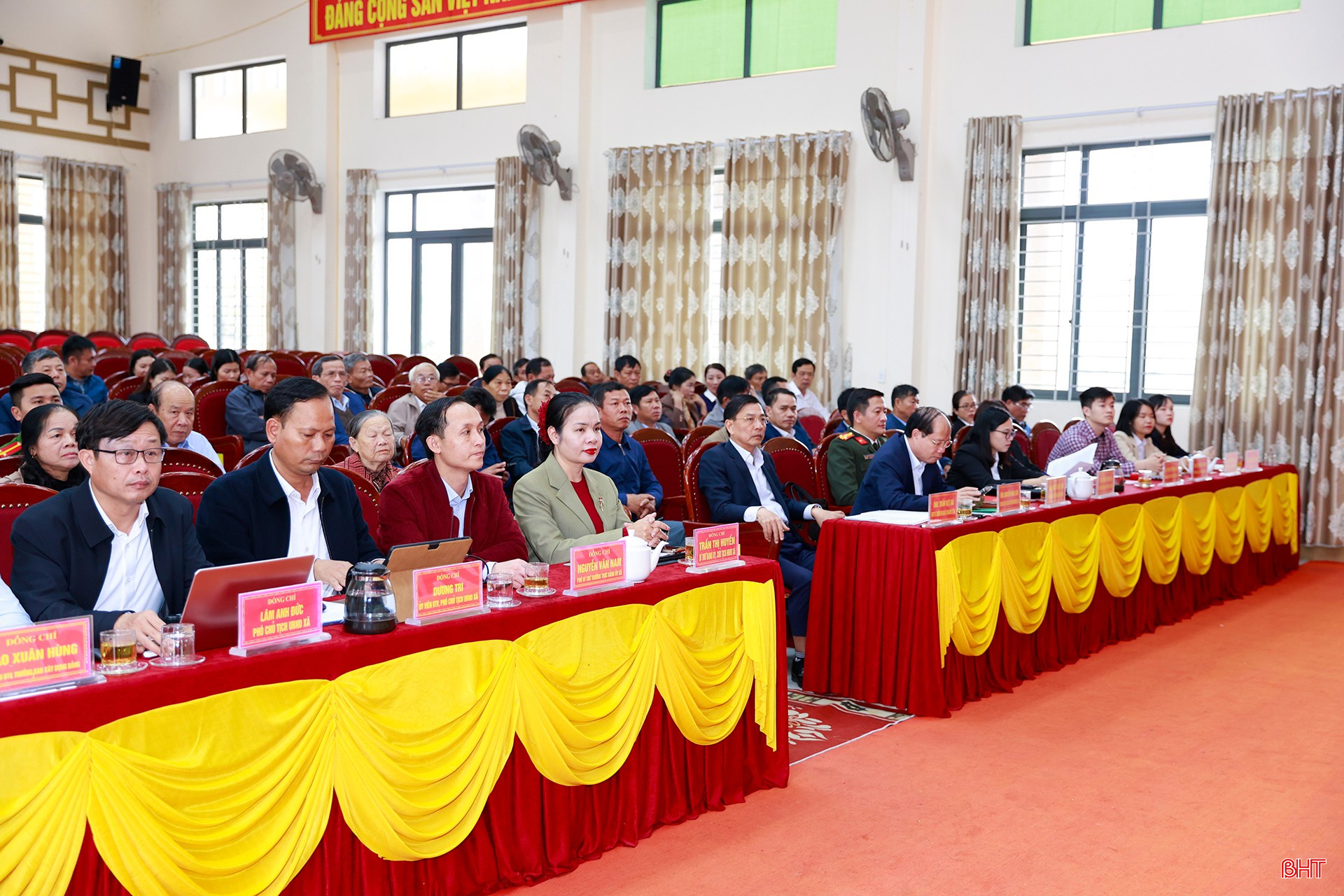 Các đại biểu tham dự hội nghị.