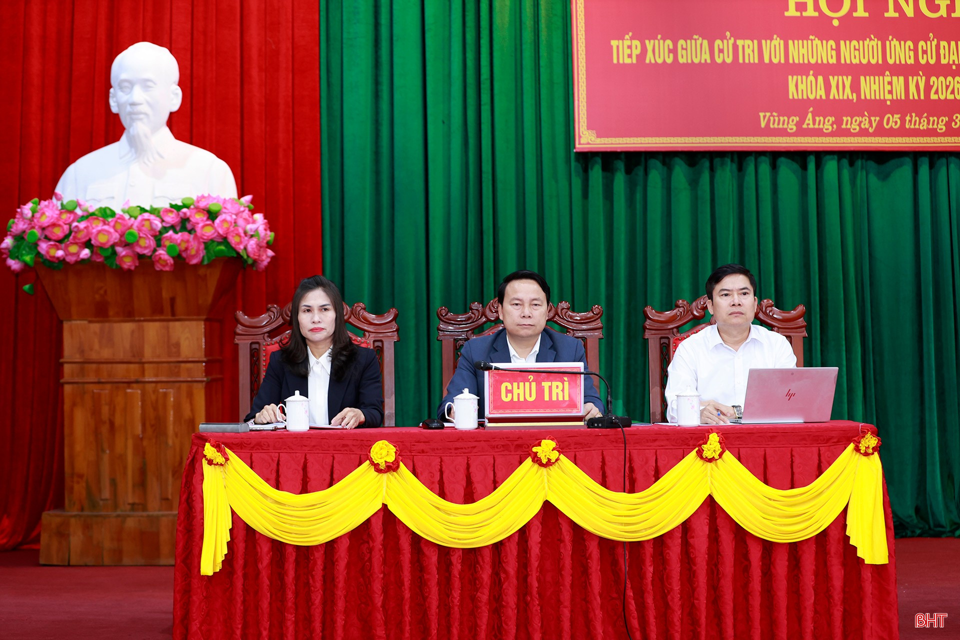 Chủ trì hội nghị.