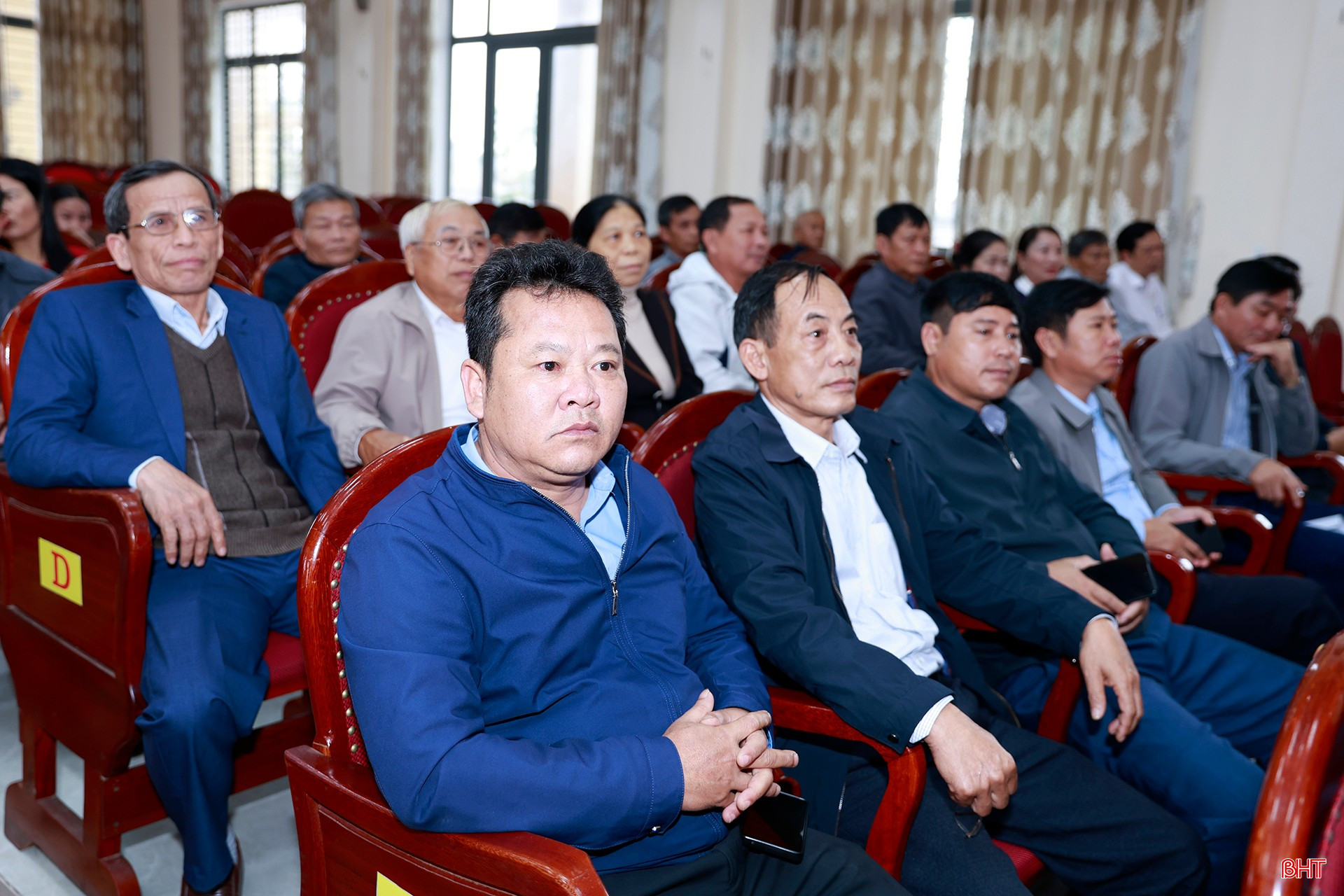 Cử tri chú ý theo dõi chương trình hành động của các ứng cử viên.