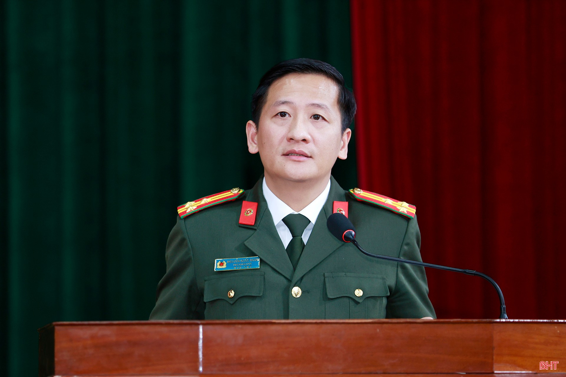 Ông Nguyễn Quốc Hùng - Ủy viên Ban Thường vụ Đảng ủy, Phó Giám đốc Công an tỉnh trình bày chương trình hành động.