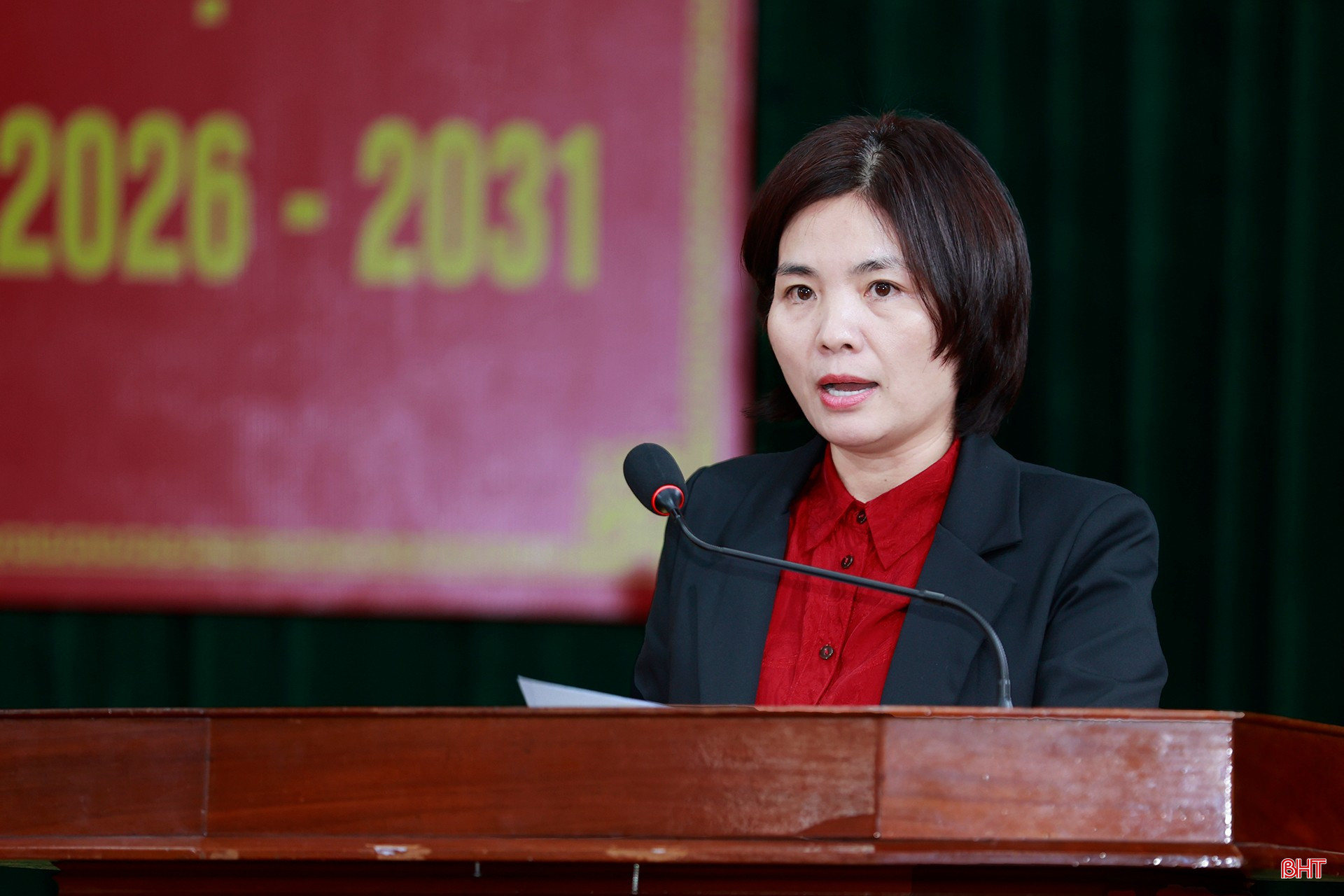 Bà Phạm Thị Vân Hạnh - Trưởng phòng Kỹ thuật nghiệp vụ và ngoại tuyến - Công an tỉnh trình bày chương trình hành động.