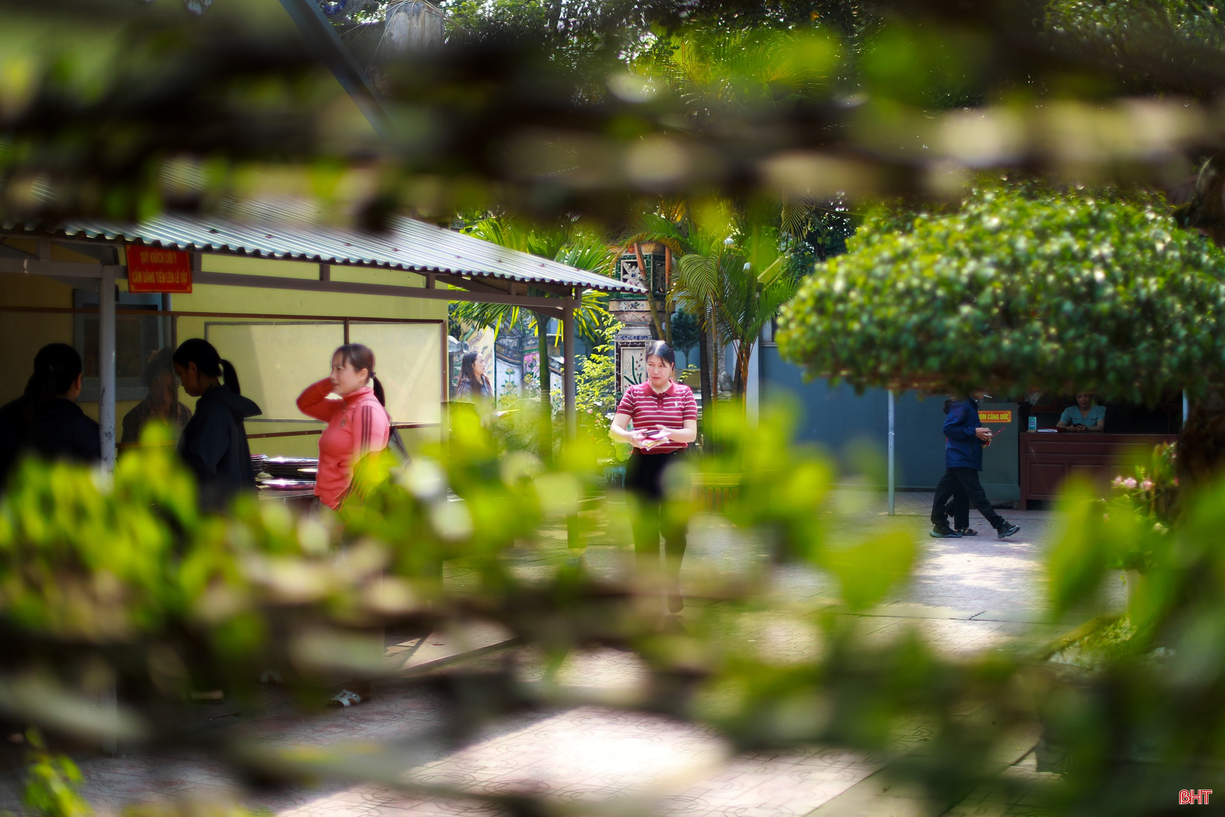 Chị Phạm Thị Thu (phường Sông Trí) cho biết: “Cứ mỗi dịp lễ giỗ Chế Thắng phu nhân, gia đình tôi lại chuẩn bị lễ vật chu đáo để về đền dâng hương, chiêm bái. Với chúng tôi, đây không chỉ là nét đẹp tín ngưỡng mà còn là dịp để bày tỏ lòng thành kính, cầu mong bình an cho gia đình...”.