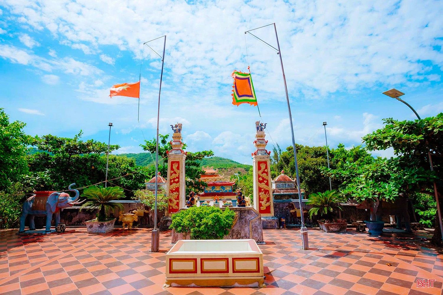 Đền Eo Bạch là nơi thờ Chế Thắng phu nhân Nguyễn Thị Bích Châu, danh nhân lịch sử thời Trần, được Nhân dân tôn kính như Thánh mẫu.