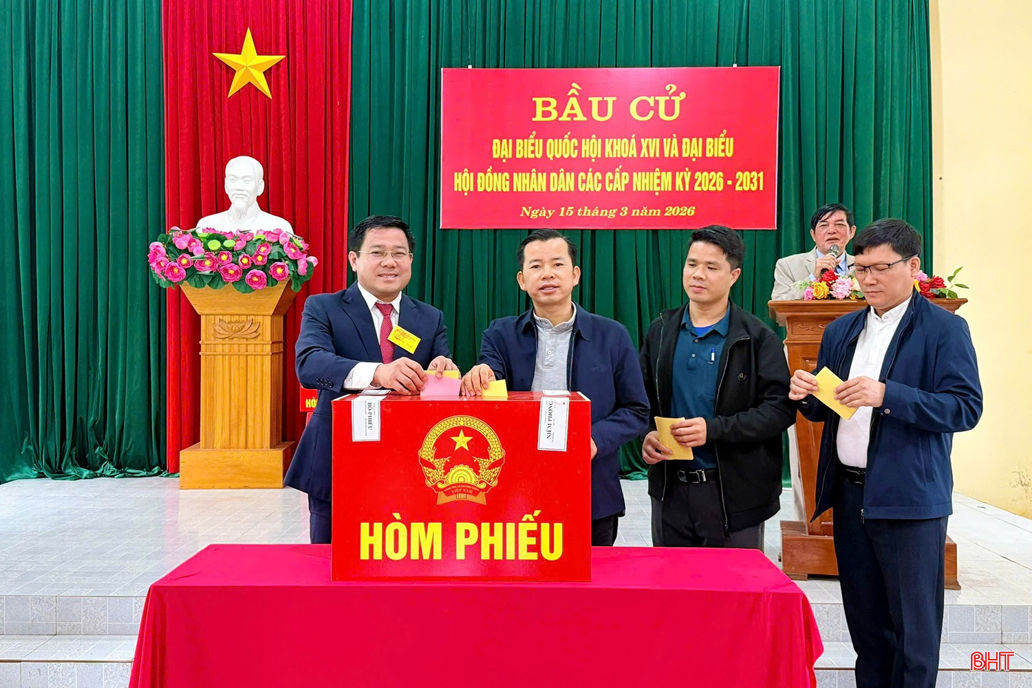 Cử tri bỏ phiếu tại khu vực bầu cử số 13, đơn vị bầu cử số 3 (TDP Đông Yên 1 và 2), phường Hoành Sơn.