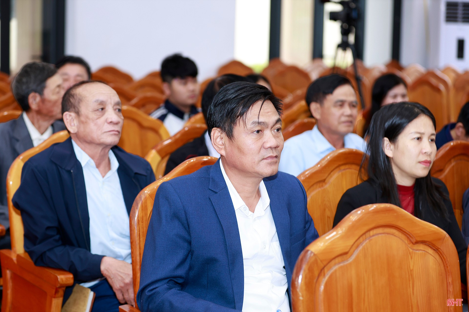 Các cử tri chú ý theo dõi chương trình hành động của các ứng cử viên.