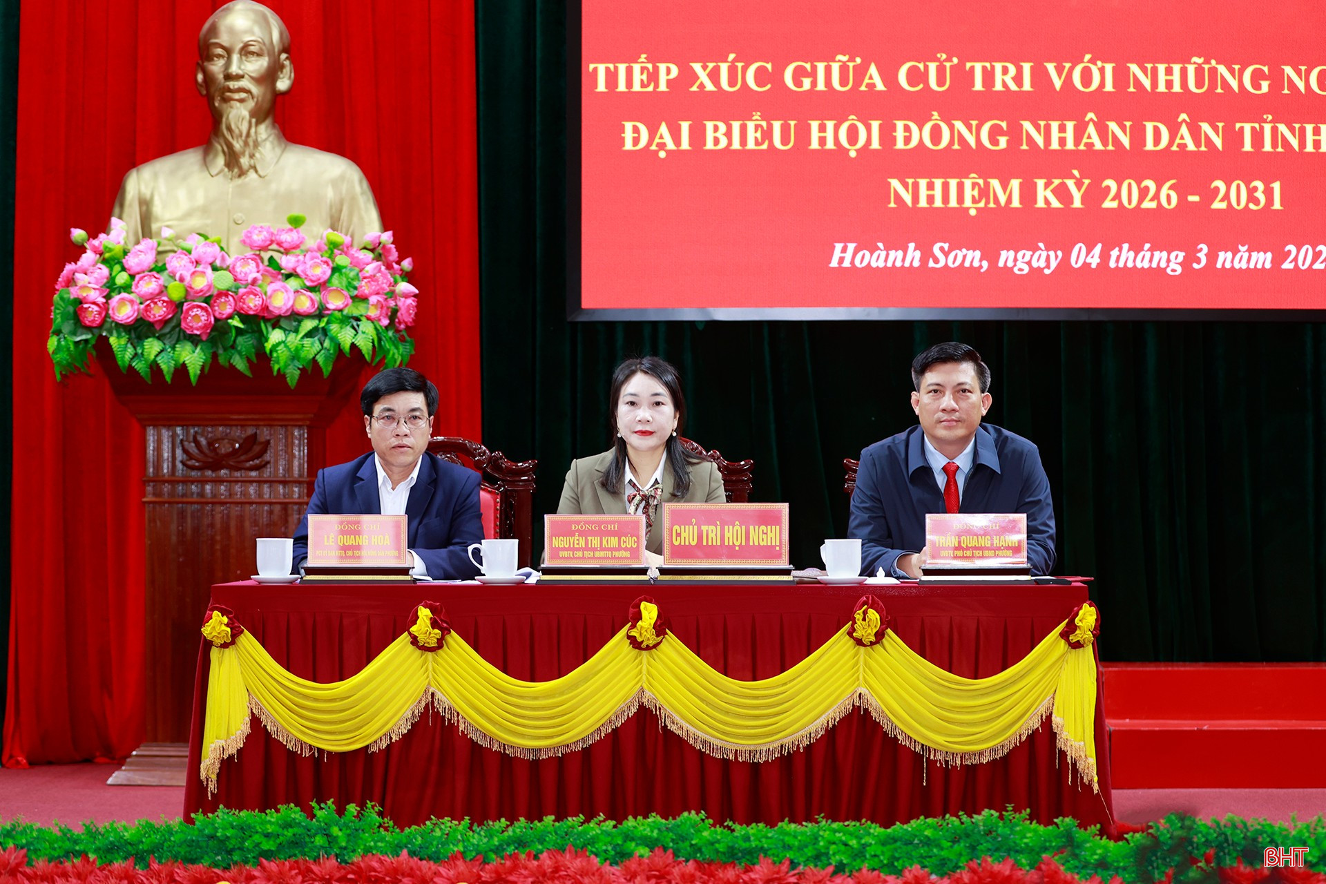 Chủ trì hội nghị.