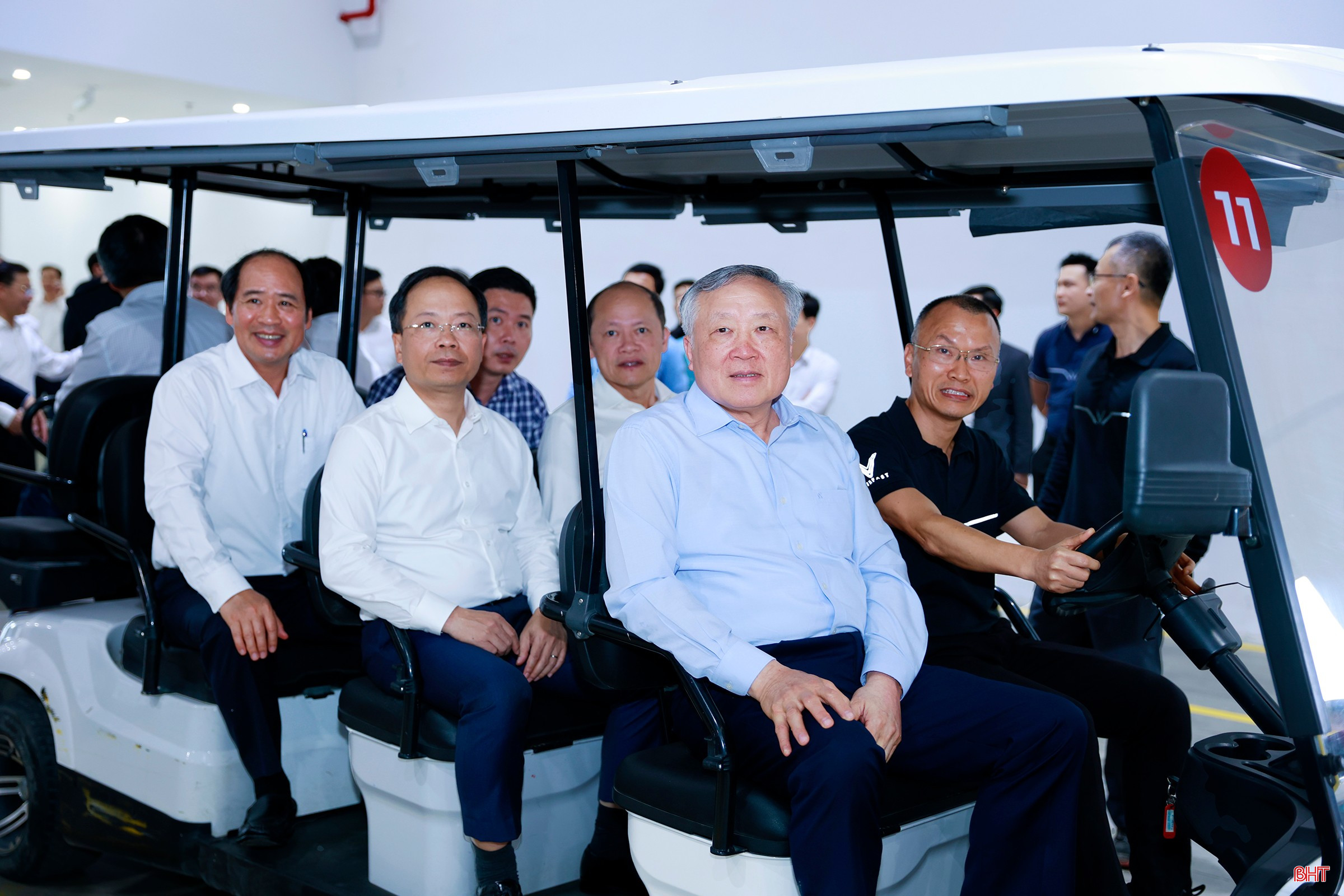 Phó Thủ tướng Thường trực Chính phủ Nguyễn Hoà Bình và đoàn công tác tham quan Nhà máy Sản xuất ô tô điện VinFast Hà Tĩnh.