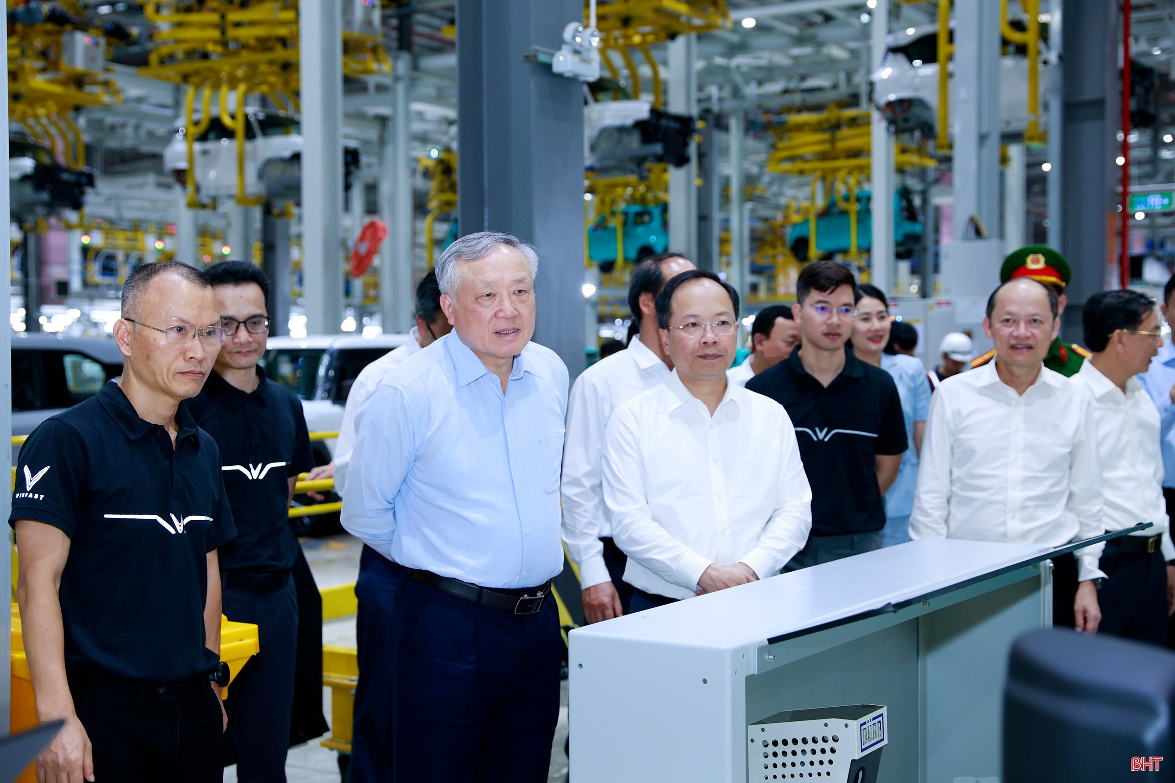 Phó Thủ tướng Thường trực Chính phủ Nguyễn Hòa Bình đánh giá cao nỗ lực của Tập đoàn Vingroup trong việc làm chủ công nghệ và tiên phong trong lĩnh vực công nghiệp xanh.