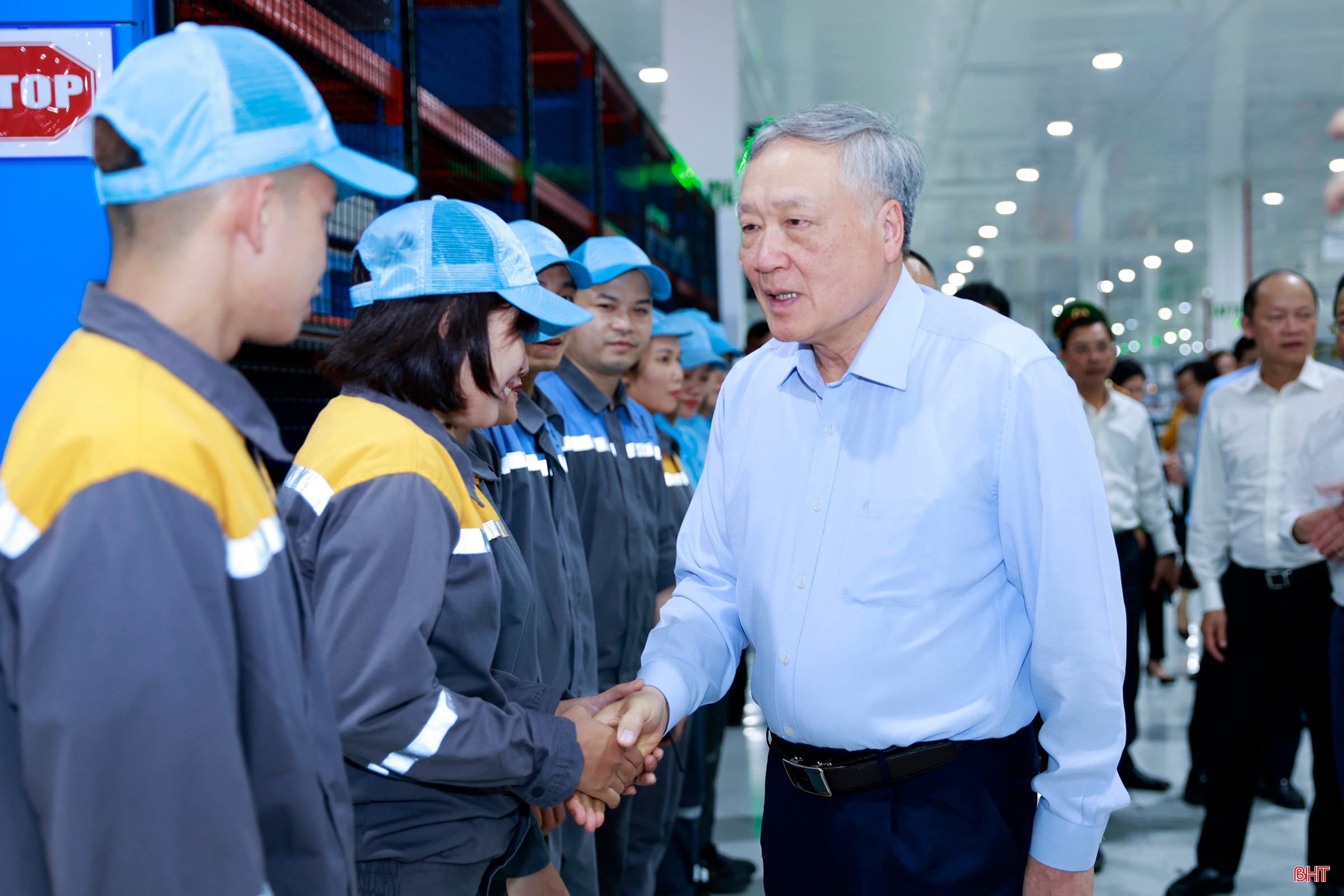 Phó Thủ tướng Thường trực Chính phủ Nguyễn Hoà Bình động viên người lao động đang làm việc tại Nhà máy Sản xuất Pin VinES.