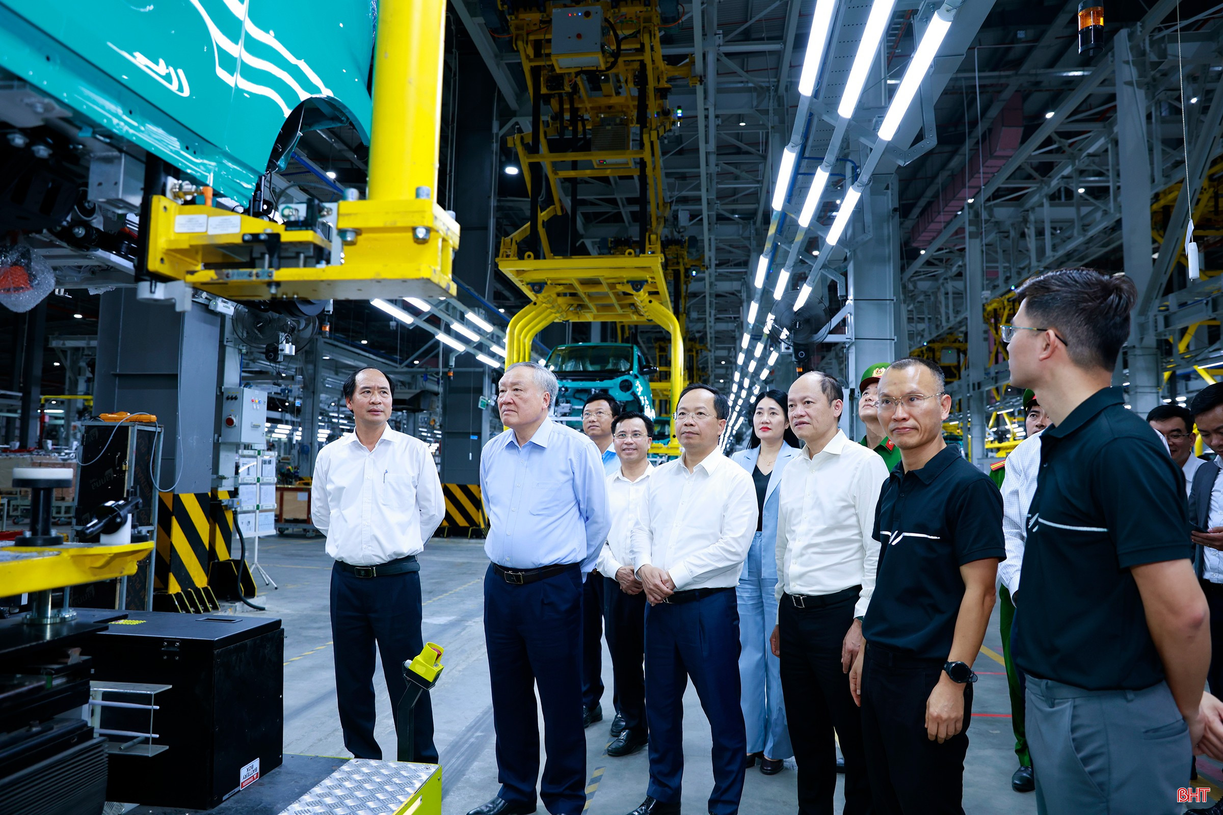 Phó Thủ tướng Thường trực Chính phủ và đoàn tham quan dây chuyền sản xuất tại Nhà máy Sản xuất ô tô điện VinFast Hà Tĩnh.