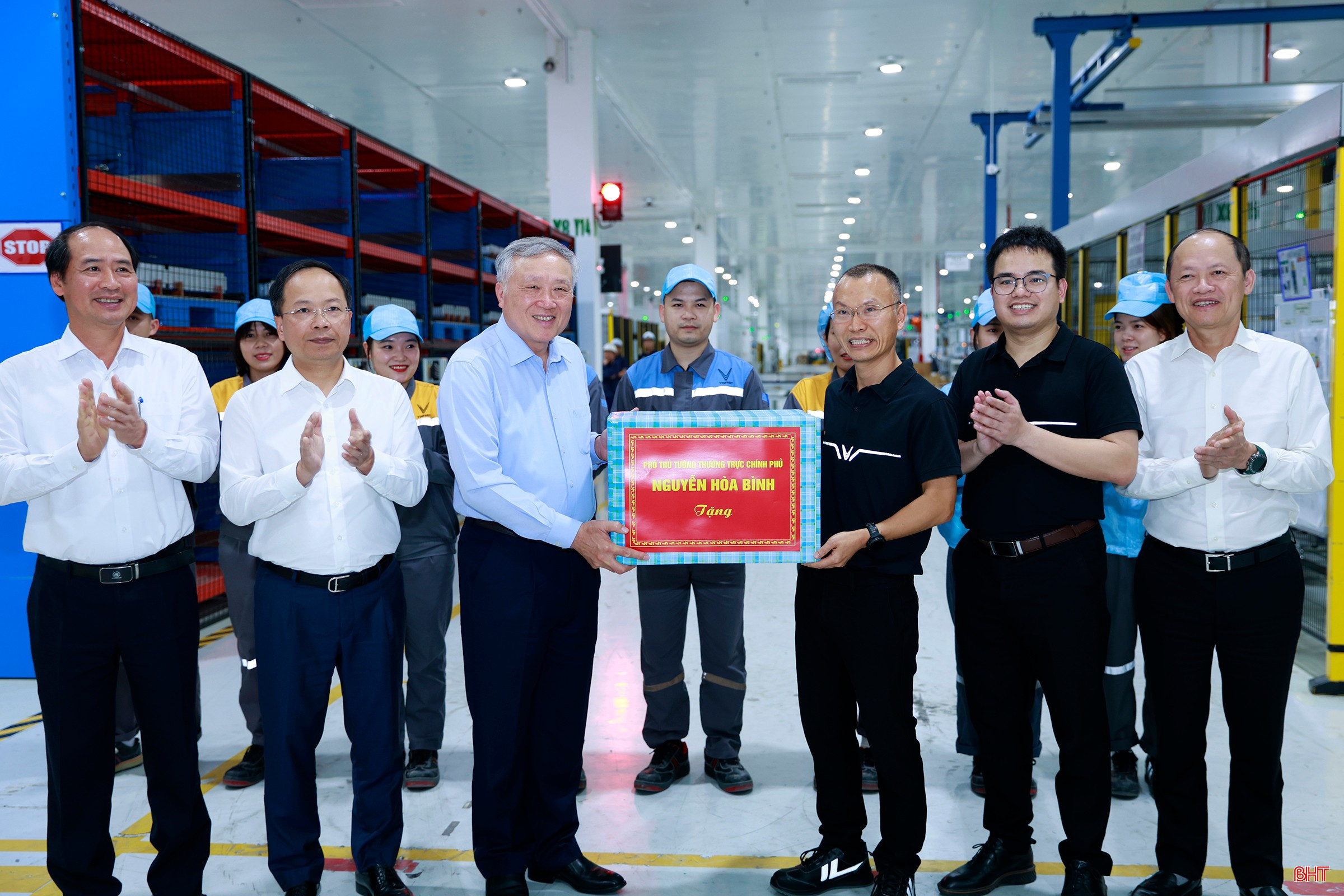 Phó Thủ tướng Thường trực Chính phủ Nguyễn Hòa Bình và lãnh đạo tỉnh Hà Tĩnh tặng quà cho cán bộ và người lao động tại Nhà máy Sản xuất Pin VinES.