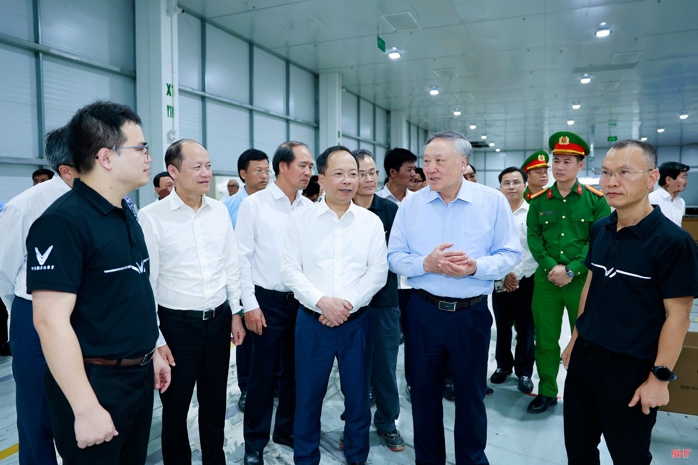 Phó Thủ tướng Thường trực Chính phủ Nguyễn Hoà Bình bày tỏ vui mừng trước những kết quả mà Nhà máy Sản xuất Pin VinES đạt được trong thời gian qua.