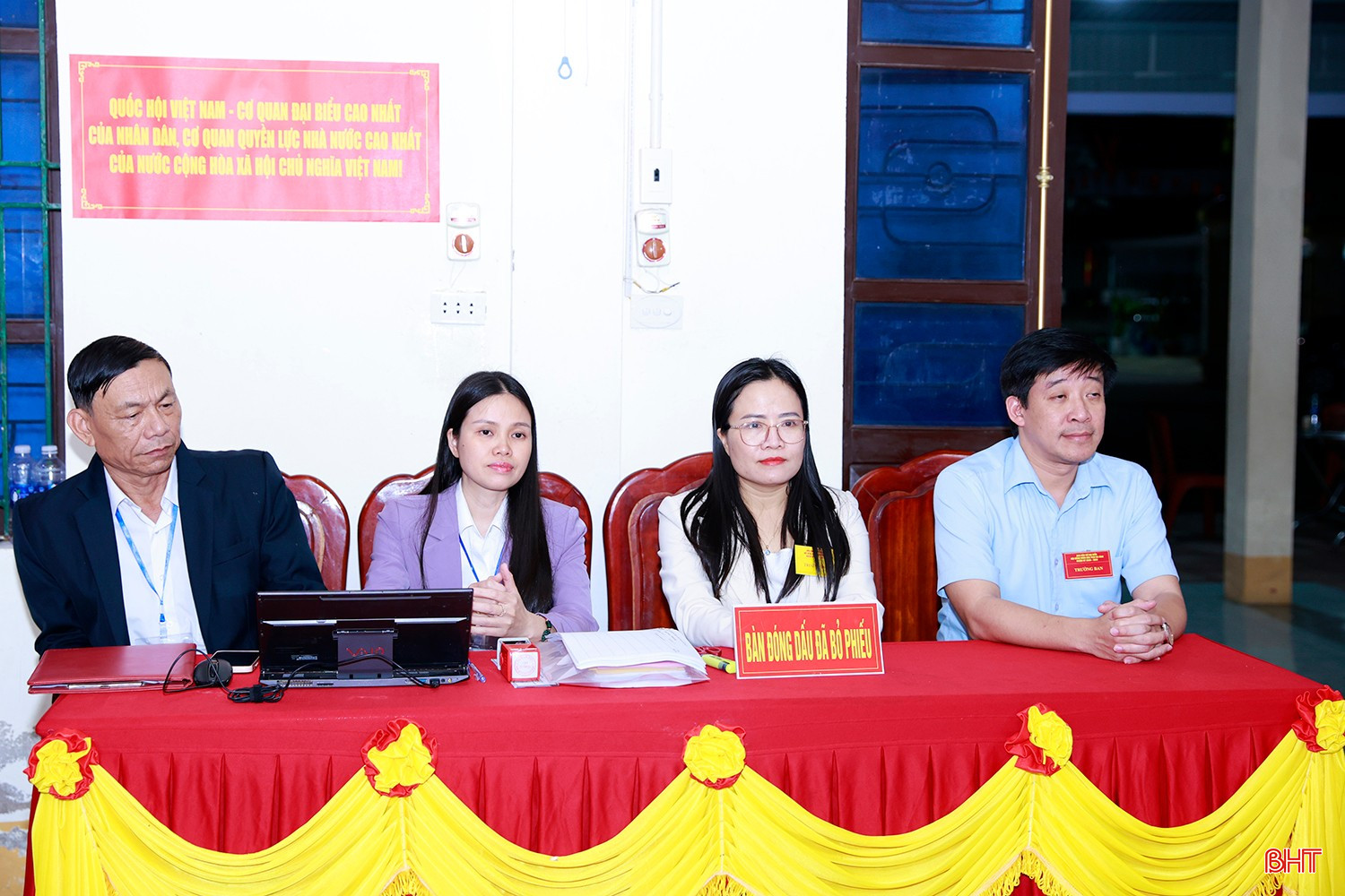 Đúng 19 giờ ngày 15/3, 27/27 khu vực bỏ phiếu của phường Sông Trí tiến hành hoạt động kiểm phiếu.