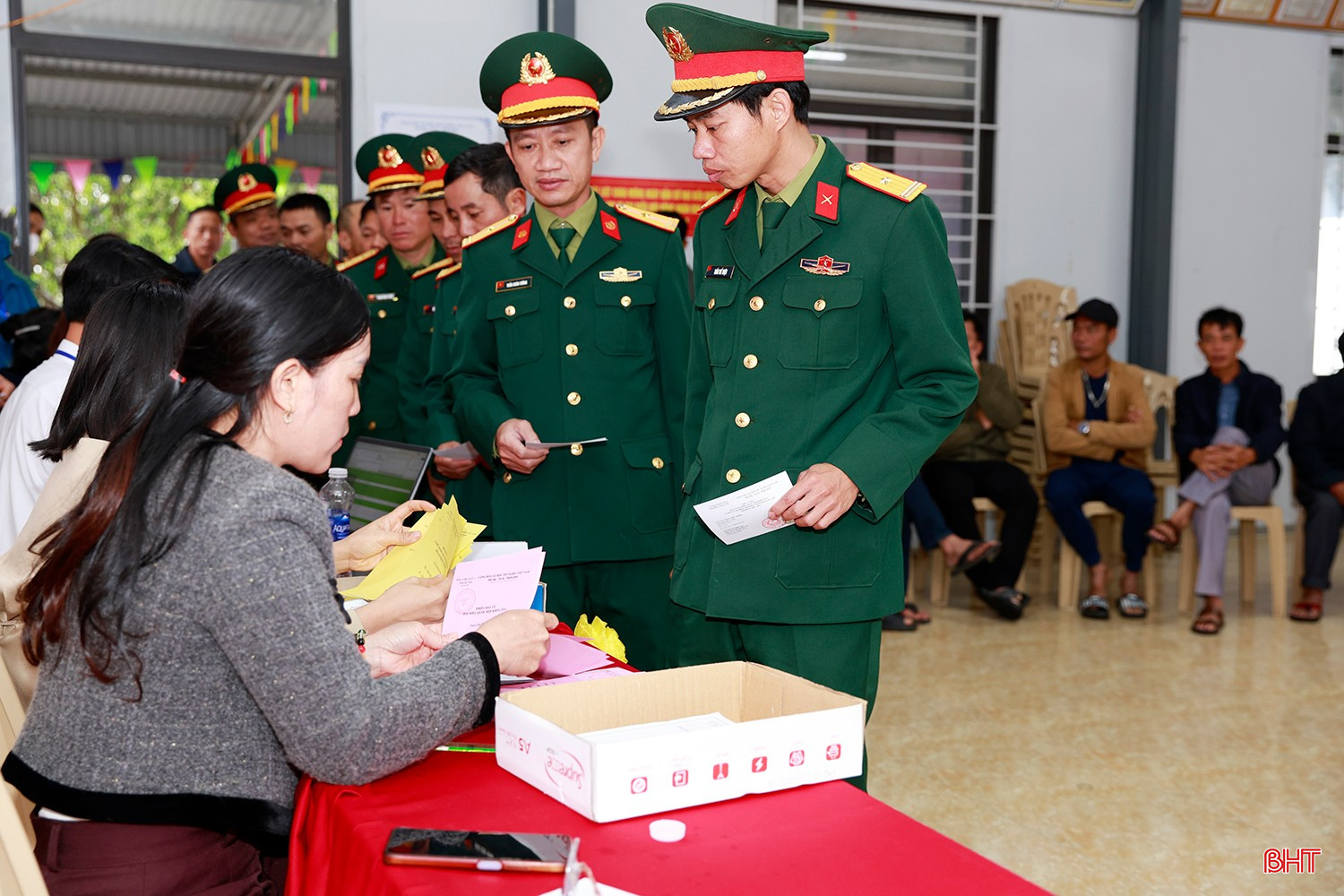 Dù thời tiết mưa lớn, cán bộ, chiến sĩ trên đảo Sơn Dương vẫn nỗ lực vượt qua khó khăn, đến điểm bỏ phiếu thuộc phường Vũng Áng để thực hiện quyền và nghĩa vụ công dân. Lực lượng chia thành 3 ca di chuyển luân phiên đến khu vực bầu cử số 1 thuộc TDP Trường Yên, phường Vũng Áng.