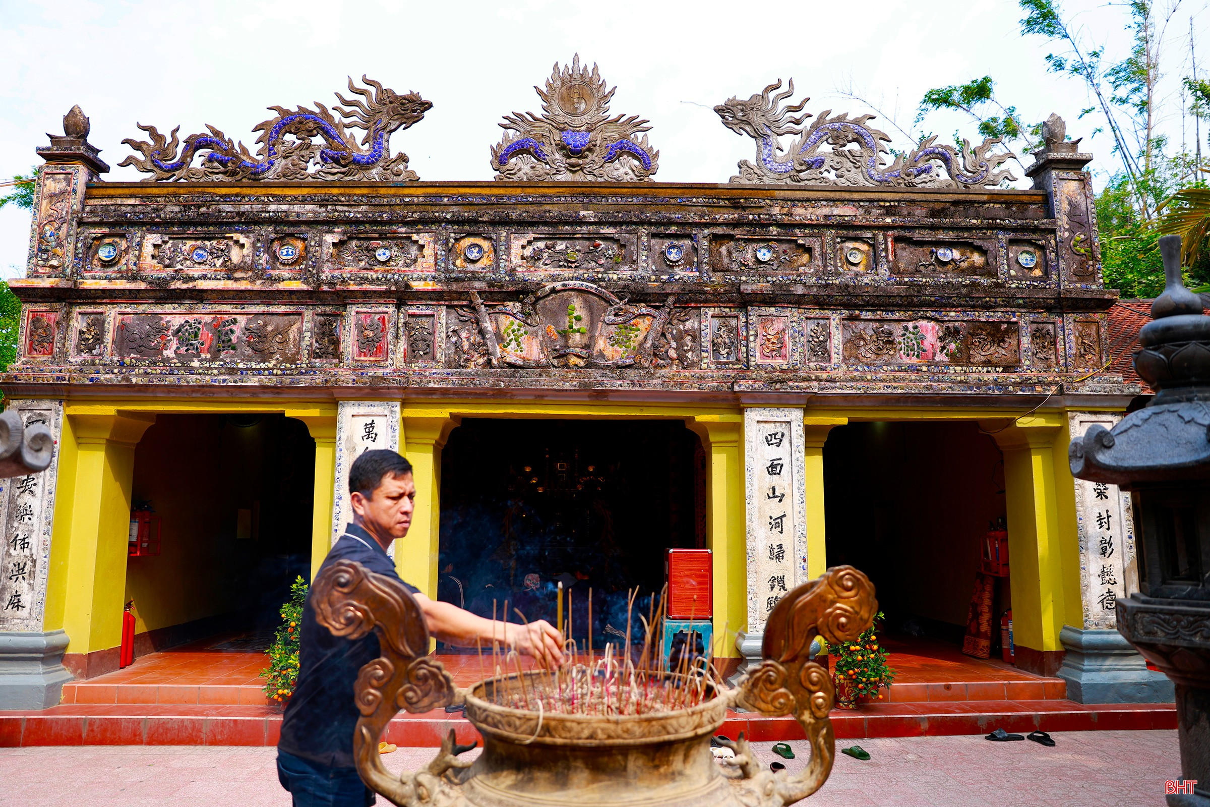 Đền thờ Chế Thắng phu nhân Nguyễn Thị Bích Châu tọa lạc tại xã Kỳ Ninh cũ (nay là phường Hải Ninh), được xây dựng vào thế kỷ thứ XIV trên cồn cát cao và rộng.