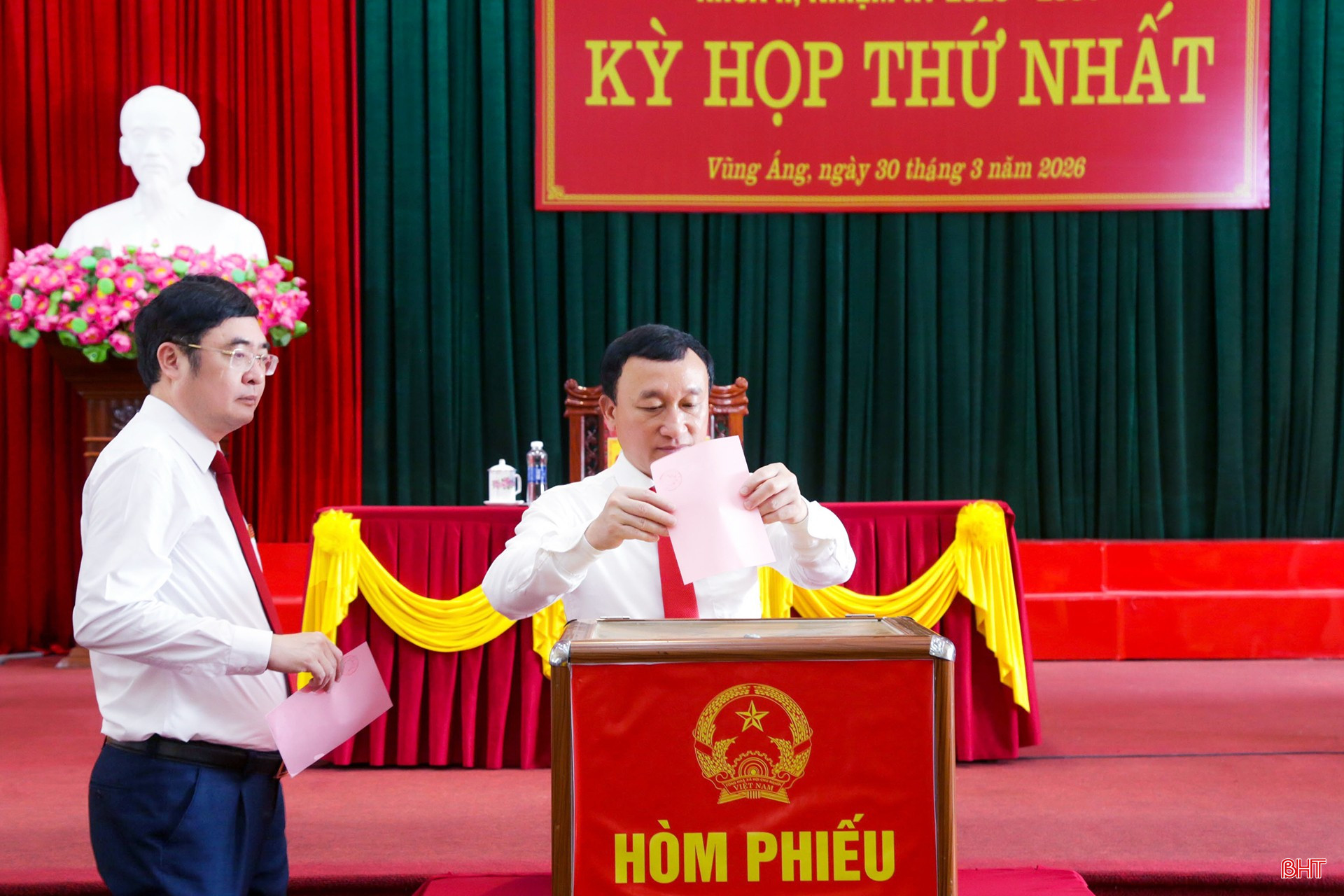 Các đại biểu bỏ phiếu bầu các chức danh.