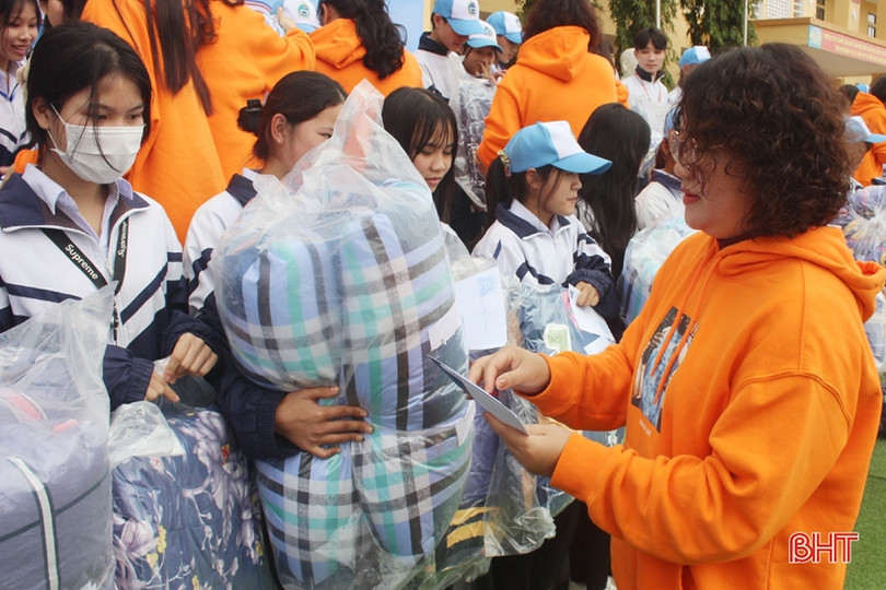 Nhiều phần quà ý nghĩa đến với học sinh Trường THPT Cù Huy Cận