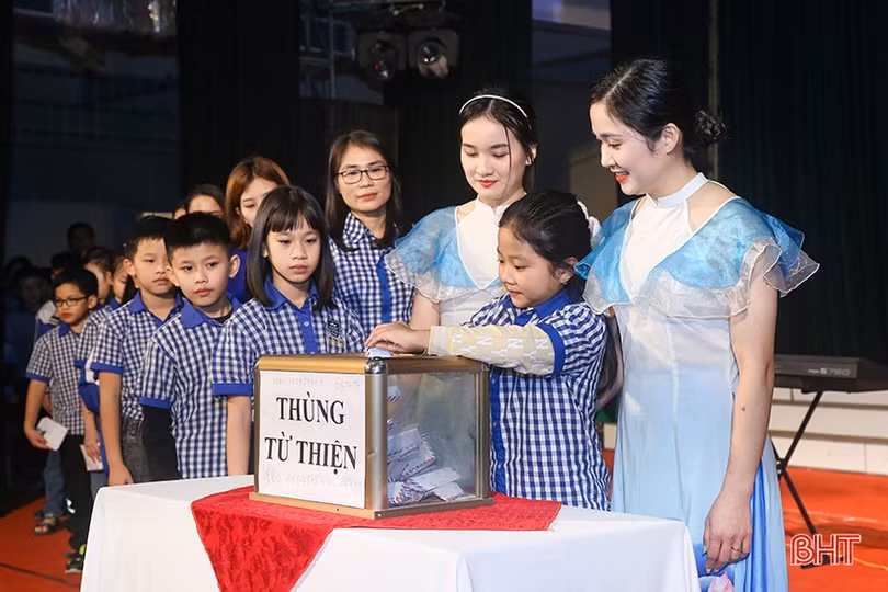 Ấm áp xuân yêu thương của học sinh Albert Einstein