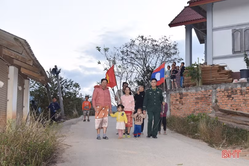 Tết sớm của đồng bào Việt trên đất bạn Lào