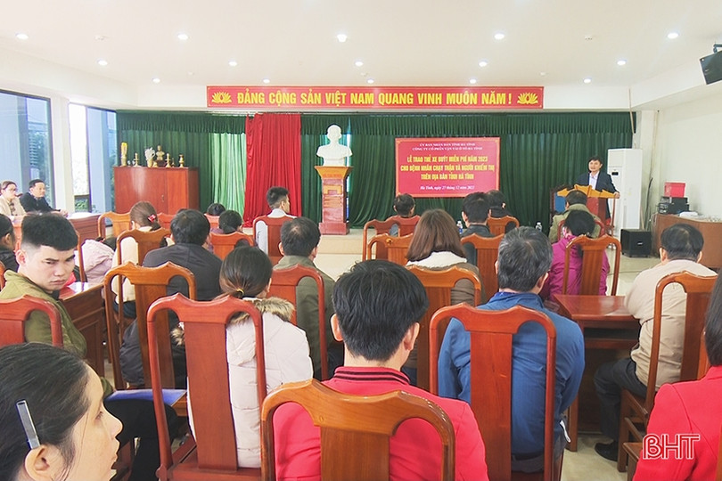 Tặng hơn 430 thẻ đi xe buýt cho bệnh nhân chạy thận và người khiếm thị