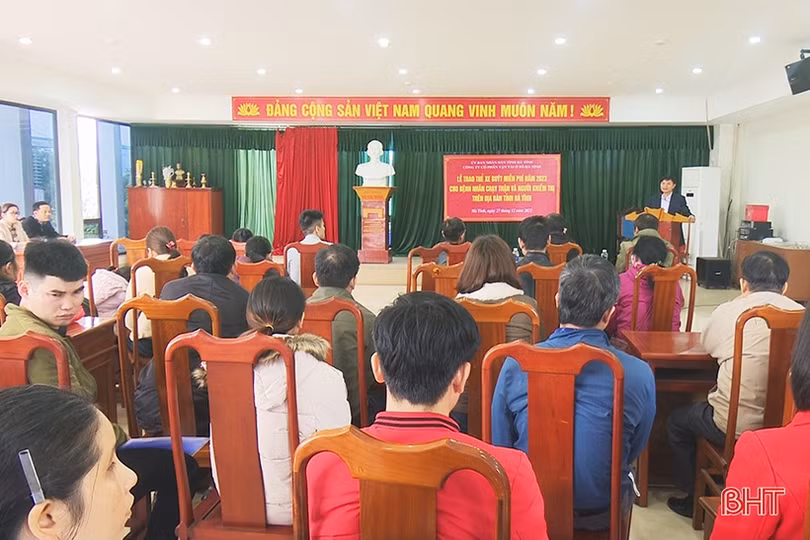 Tặng hơn 430 thẻ đi xe buýt cho bệnh nhân chạy thận và người khiếm thị