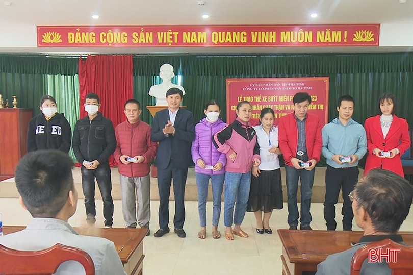 Tặng hơn 430 thẻ đi xe buýt cho bệnh nhân chạy thận và người khiếm thị