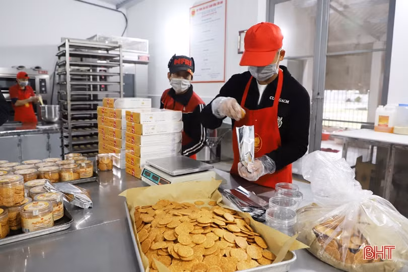 Cơ sở sản xuất sản phẩm OCOP Hà Tĩnh tất bật tăng ca phục vụ thị trường tết