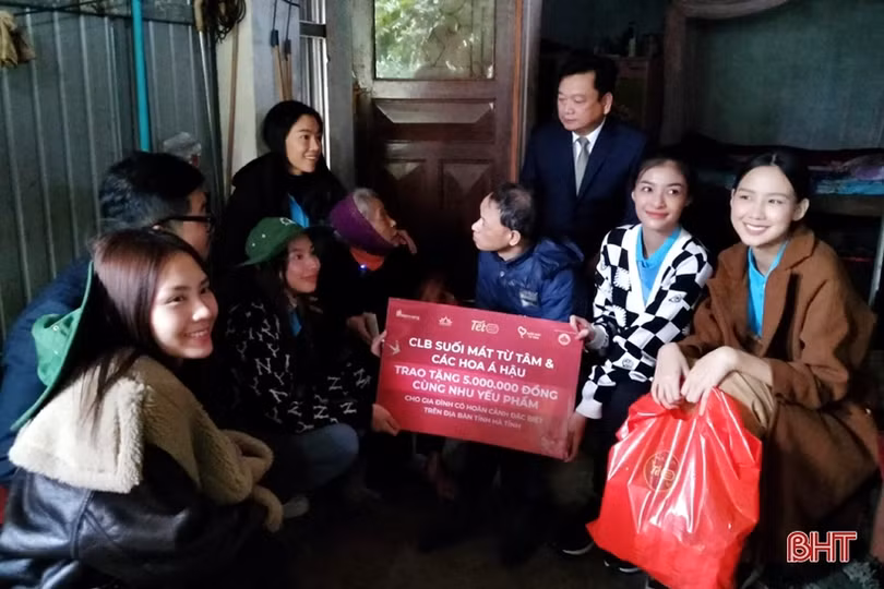 Các hoa hậu, á hậu mang 400 suất quà đến với người nghèo huyện Kỳ Anh