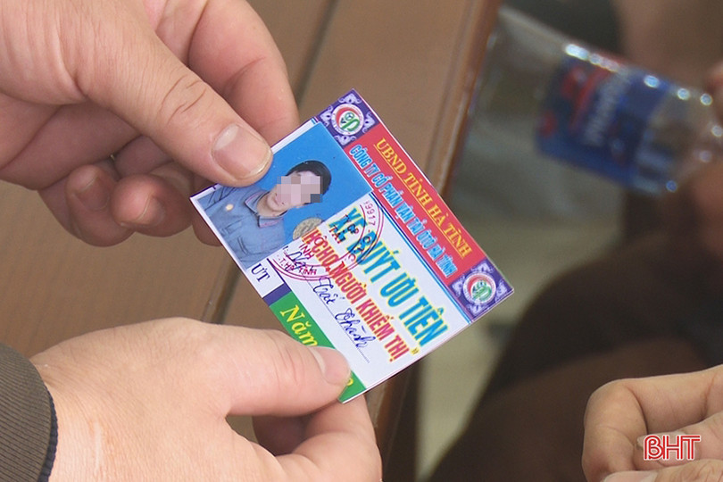 Tặng hơn 430 thẻ đi xe buýt cho bệnh nhân chạy thận và người khiếm thị