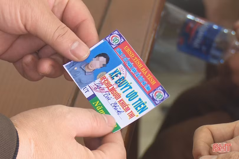 Tặng hơn 430 thẻ đi xe buýt cho bệnh nhân chạy thận và người khiếm thị