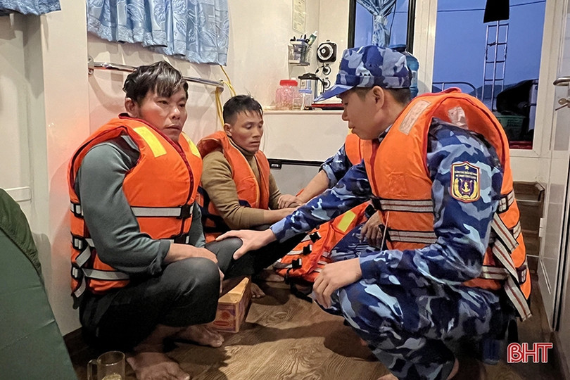 Ứng cứu kịp thời 2 thuyền viên bị chìm tàu trên biển