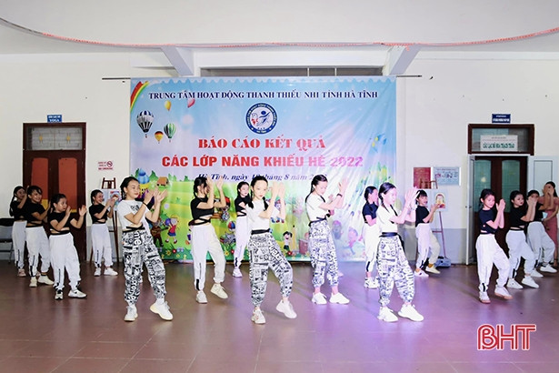 Trung tâm hoạt động Thanh thiếu nhi Hà Tĩnh được Hội đồng Đội Trung ương tặng cờ thi đua xuất sắc