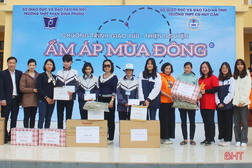Nhiều phần quà ý nghĩa đến với học sinh Trường THPT Cù Huy Cận