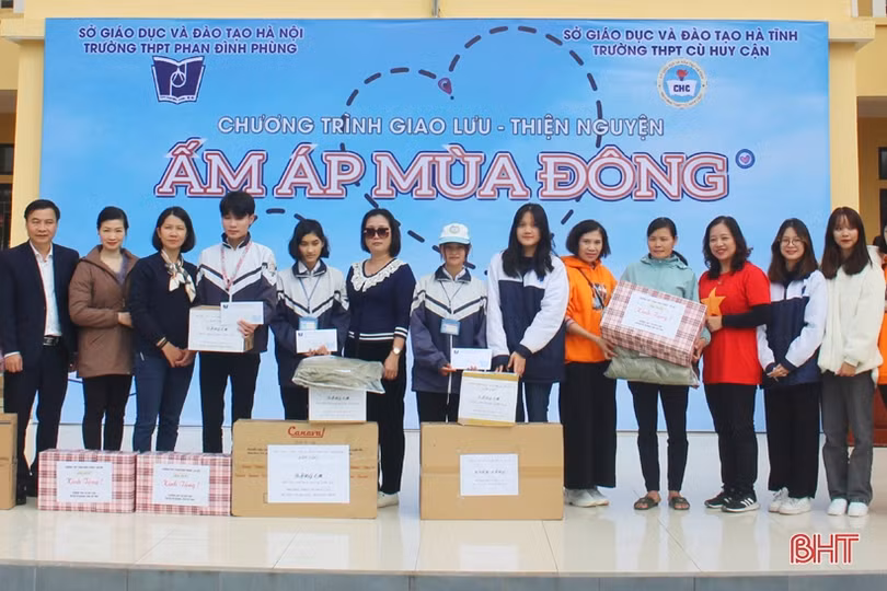 Nhiều phần quà ý nghĩa đến với học sinh Trường THPT Cù Huy Cận