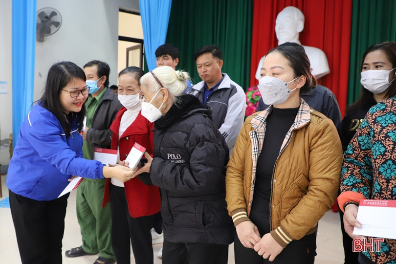 Agribank Hà Tĩnh II trao 120 suất quà tết cho người dân khó khăn
