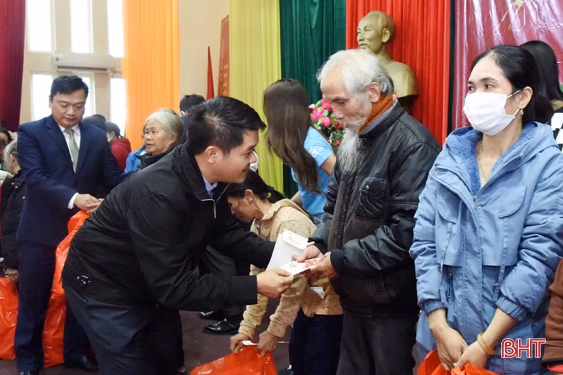 Các hoa hậu, á hậu mang 400 suất quà đến với người nghèo huyện Kỳ Anh