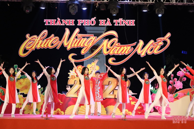 Vui tươi chương trình nghệ thuật “Chào năm mới 2023” ở TP Hà Tĩnh