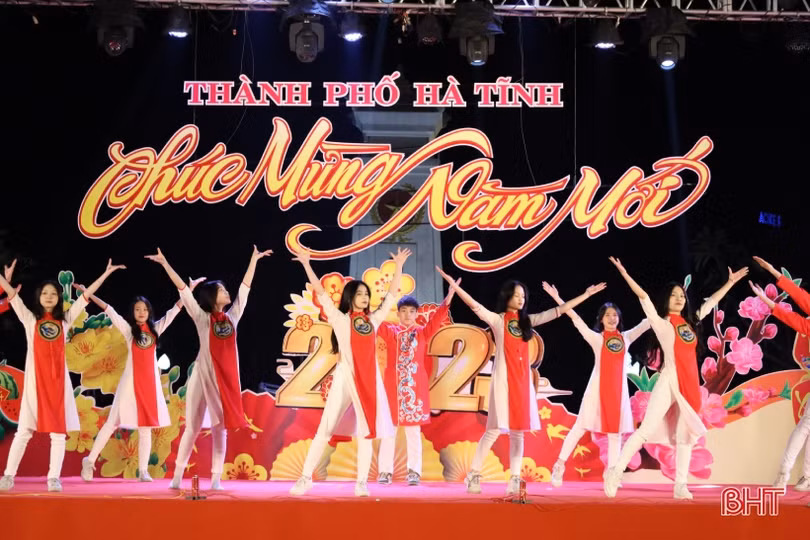 Vui tươi chương trình nghệ thuật “Chào năm mới 2023” ở TP Hà Tĩnh