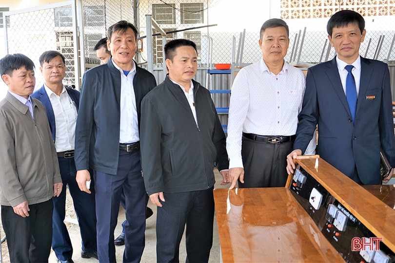 Hỗ trợ Trường THCS Hà Linh gói thiết bị trị giá 300 triệu đồng