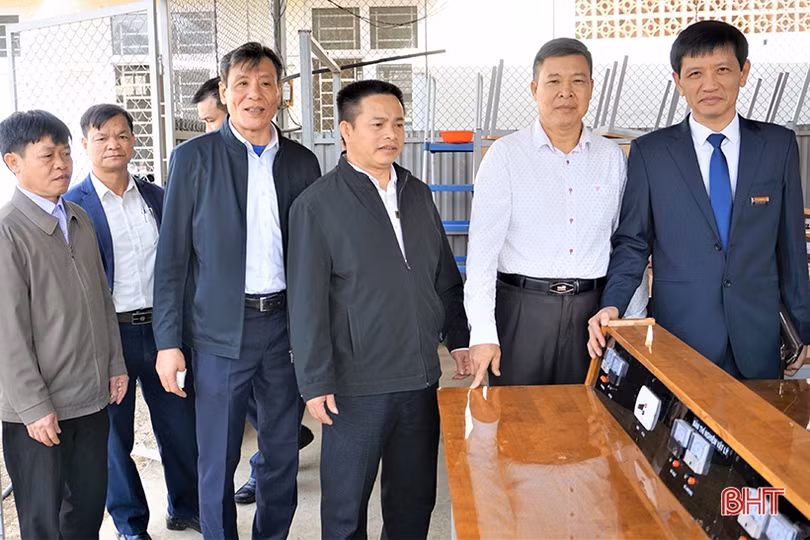 Hỗ trợ Trường THCS Hà Linh gói thiết bị trị giá 300 triệu đồng